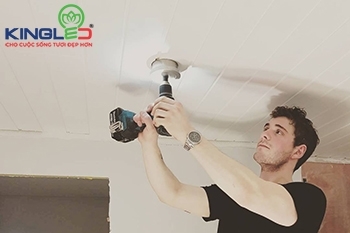 Cách khoét lỗ đèn trần thạch cao phù hợp với kích thước đèn