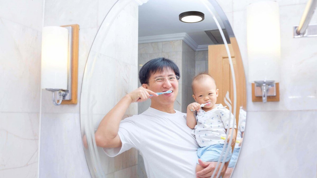 Đèn ốp trần Moonstone trong nhà tắm