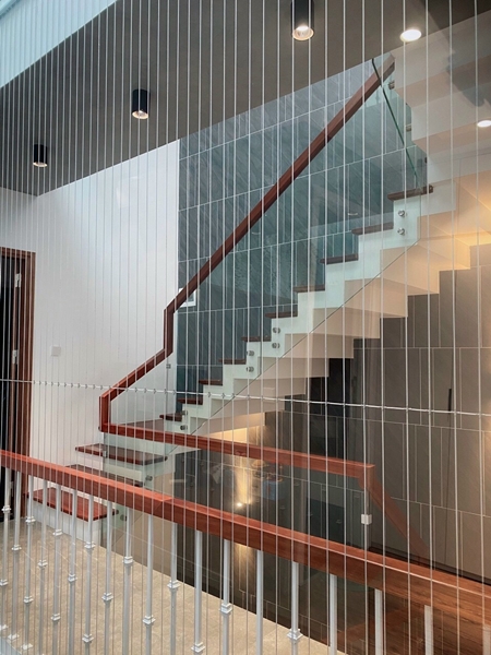 ĐÈN ỐNG BƠ EMERALD TẠI CẦU THANG